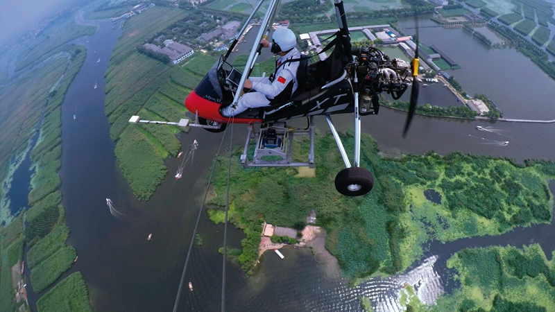 測繪地理信息工作人員利用三角翼在白洋淀進行航空測繪，為雄安新區(qū)規(guī)劃、選址和建設(shè)提供保障服務(wù)